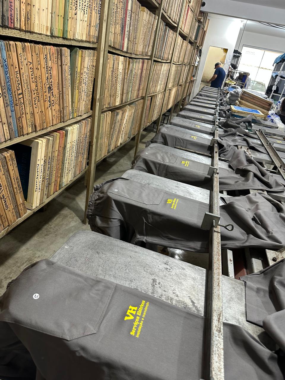 Calças de brim com estampa amarela em processo de produção