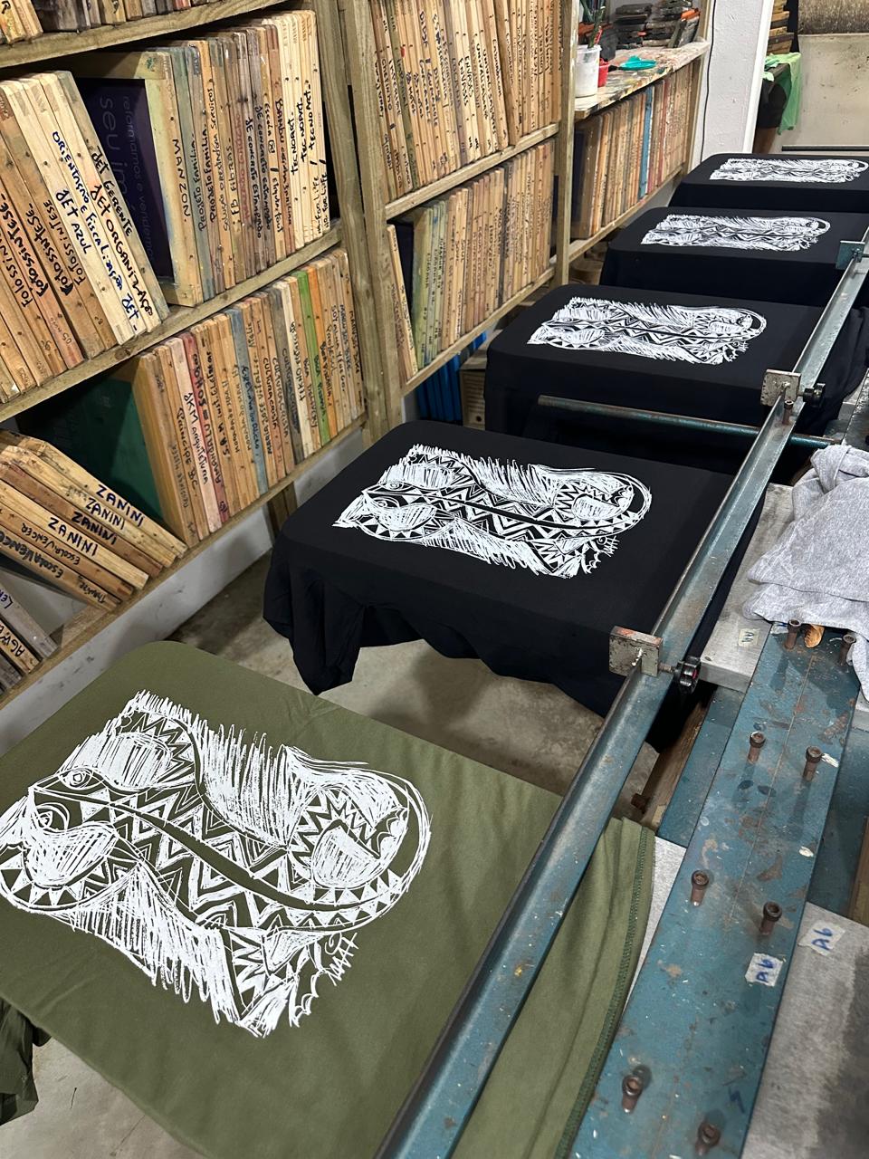 Camisetas com estampa artística em preto e verde oliva