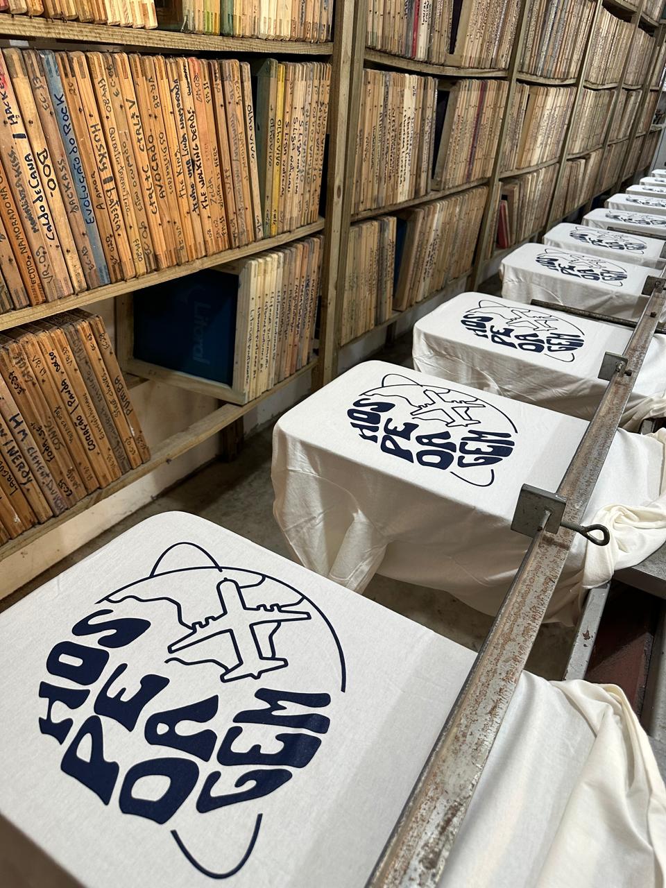 Camisetas de formatura com estampa de avião em processo de produção