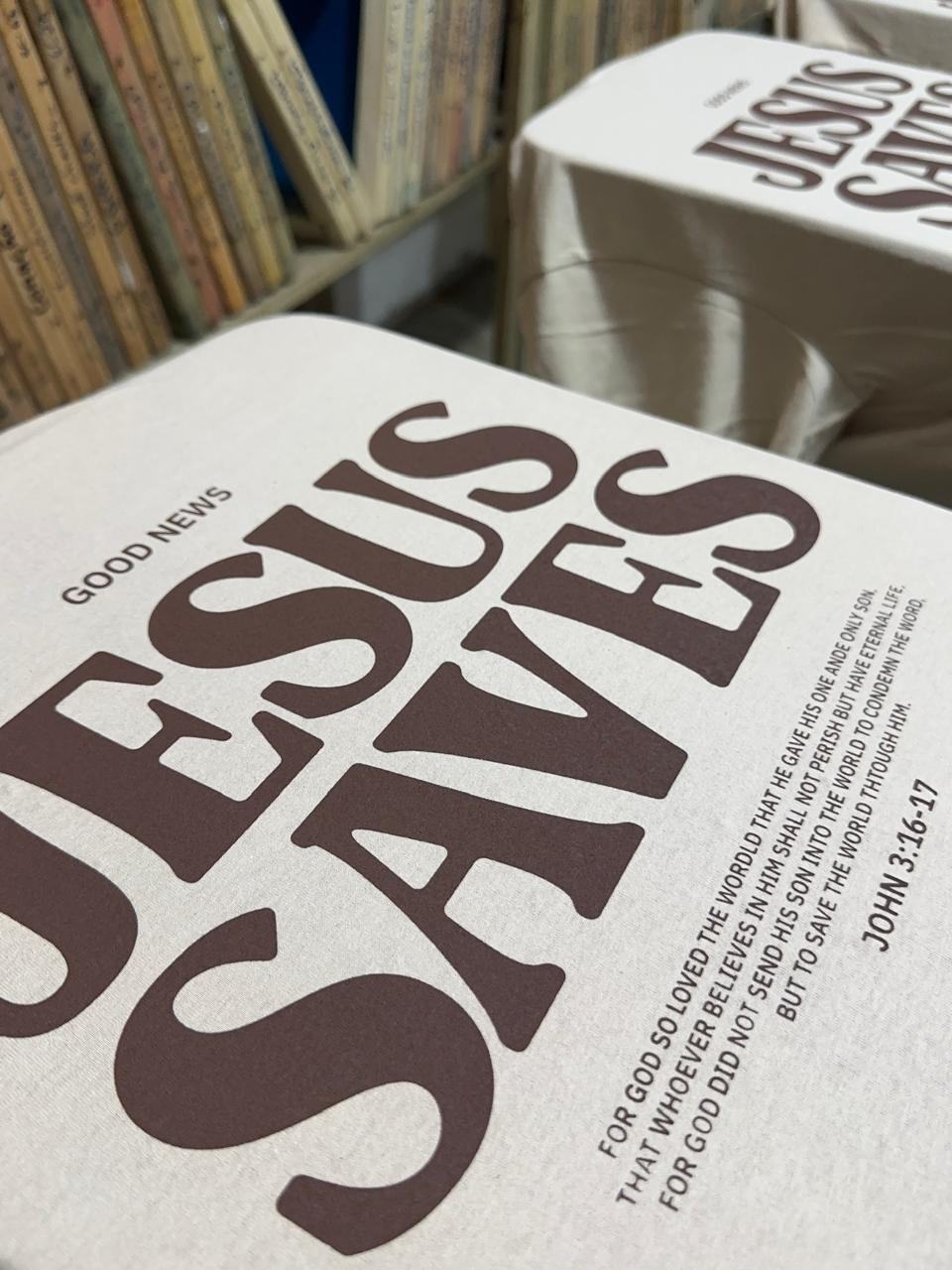 Camisetas evangelicas com estampa 'JESUS SAVES' em processo de produção